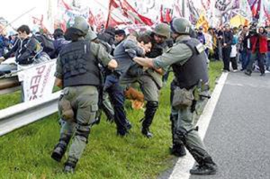 trabajadores de LEAR empujados de la ruta