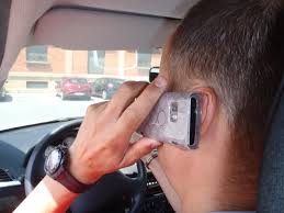 POLICIA HABLANDO POR CELULAR