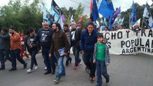 tierra techo y trabajo marchando