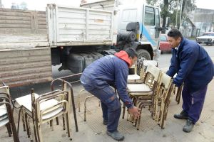 arreglo de sillas y mesas